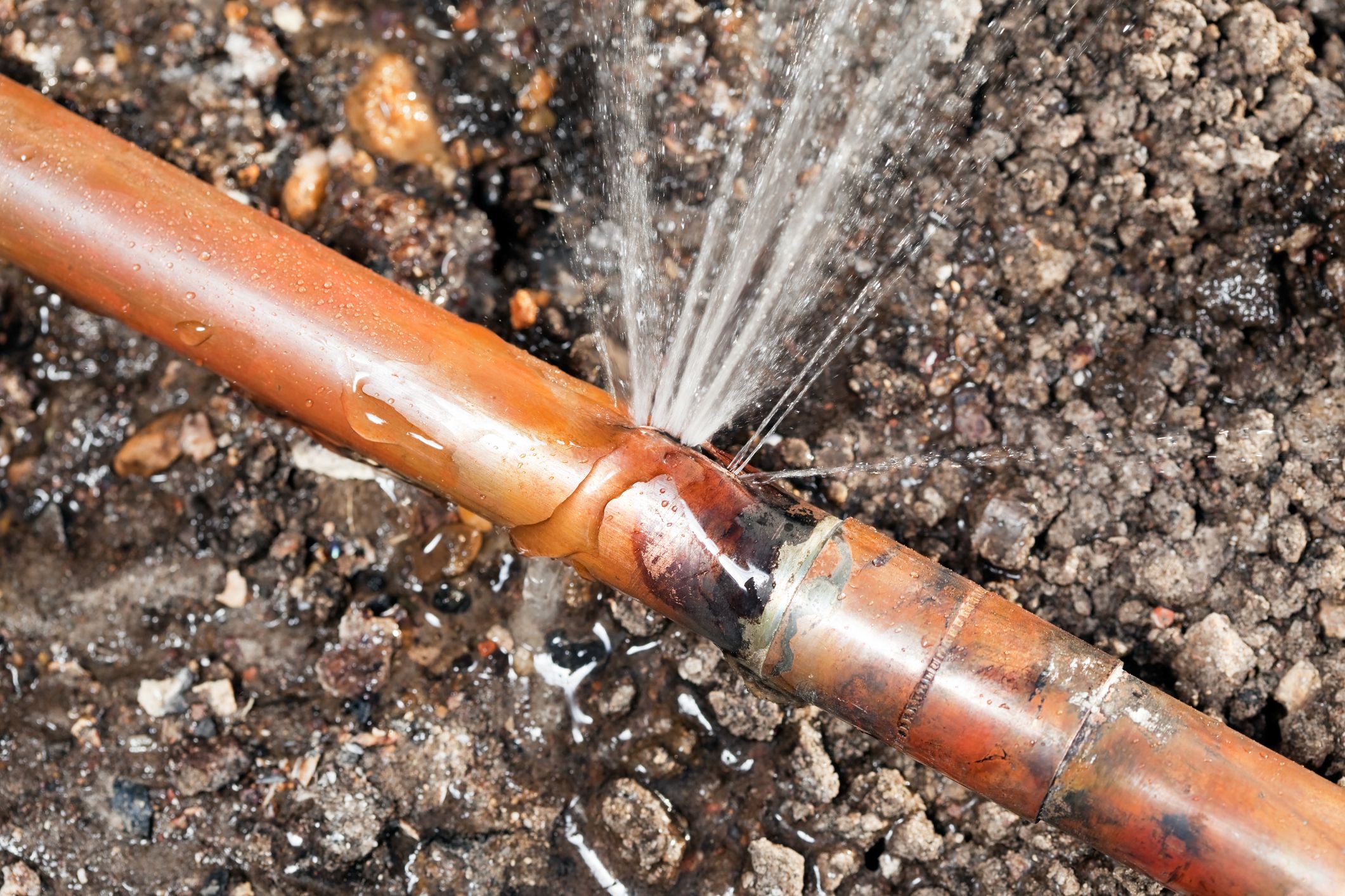 Cómo Sellar Fuga de Agua de un Depósito Exterior